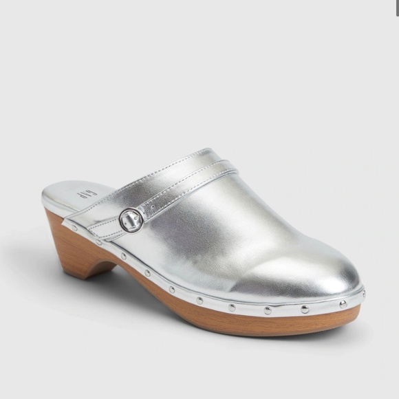 Gap Silver Clogs Size 8 faux leather metallic space age - Picture 1 of 13